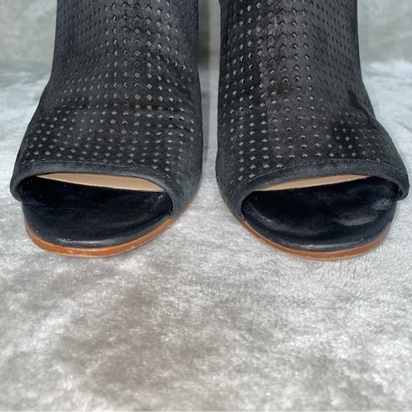 Sam Edelman Easton Black Suede Peep Toe Perforated Booties Chunky Heel Size 8.5 - Picture 3 of 12